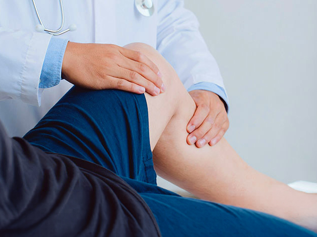 Patient recieving Knee Decompression after an auto accident for pain relief