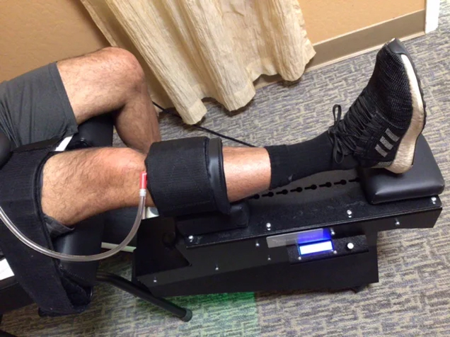 Patient recieving Knee Decompression after an auto accident for pain relief